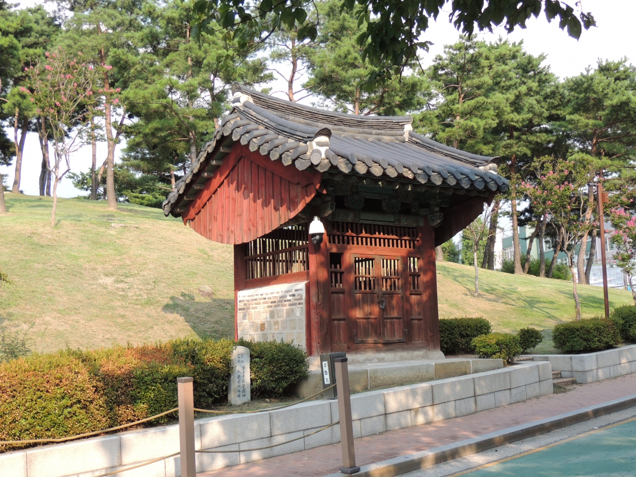 수원 매향동 도로변에 위치하고 있는 보물 제14호 수원 창성사지 진각국사탑비