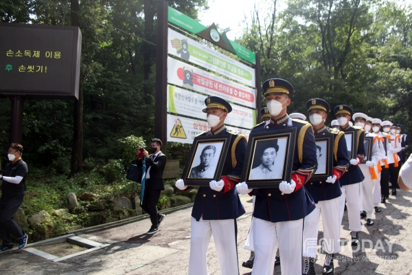 지난 11일 오후 서울 강북구 수유리 광복군 합동묘소에서 열린 '수유리 광복군 선열 17위 합동 이장' 행사에서 국방부 의장대가 영정사진을 들고 차량으로 이동하고 있다.
