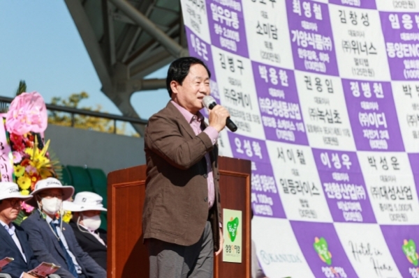 주광덕 남양주시장이 24일 남양주체육문화센터 A구장에서 "제10회 남양주시장배 기업체 한마음 족구대회"에 참석하여 축사를 하고 있다(사진=남양주시)