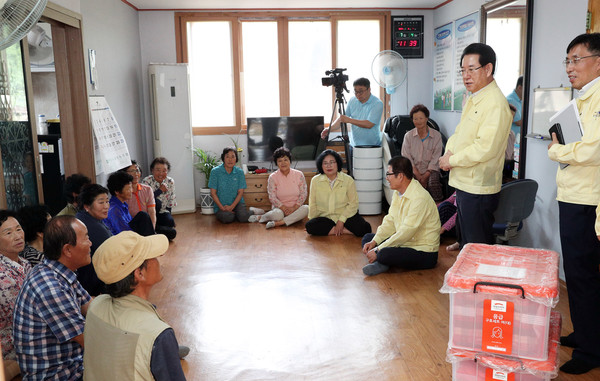 김영록 전라남도지사가 24일 집중호우로 인한 산사태 발생 우려 지역인 함평군 신광면 월암 1리를 방문, 마을 경로당에 대피 중인 주민들을 격려하고 있다  © 전라남도