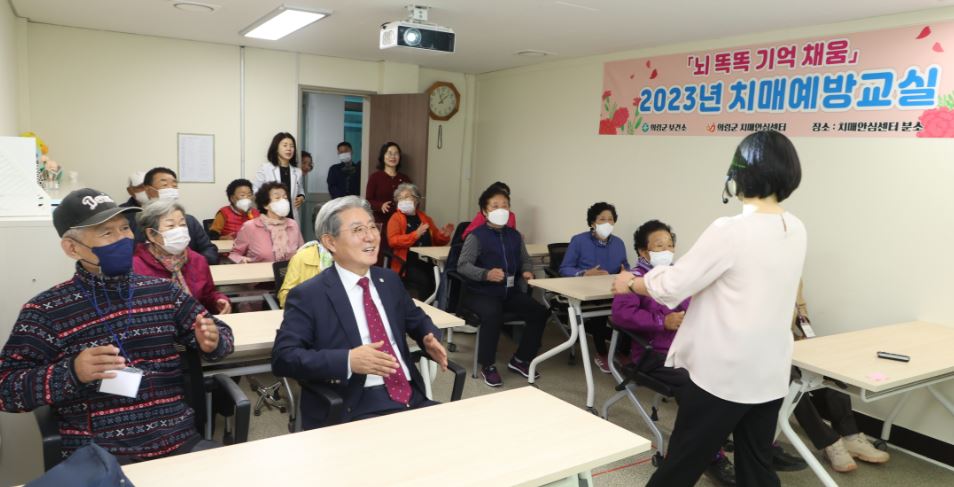 경남 의령군 오태완 군수가 치매안심센터를 찾아 1일 환자 체험을 하고 있다.[의령군 제공]