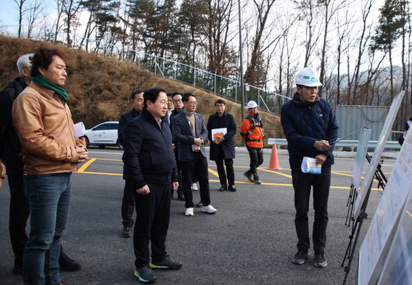 주광덕 남양주시장이 교통시설 국지도 98호선 등 현장 점검하고 있다(사진=남양주시)