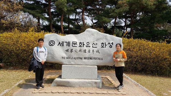 세계문화 유산 유네스코 기념비 앞 포즈를 취하신 이유준 기자의 부모님 사진
