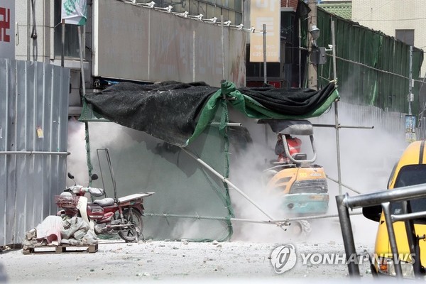 재개발 공사현장(대구=연합뉴스) 김현태 기자 = 재개발 갈등을 겪는 공사현장. 2020.3.30