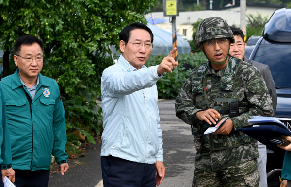 유정복 인천광역시장이 18일 강화군 송해면 당산리 대남 소음방송 현장을 찾아 군관계자로부터 현황을 보고받고 현장을 점검하고 있다.