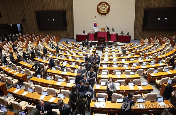 지난해 12월 21일 국회에서 열린 본회의에서 2024년도 예산안 처리를 마친 의원들이 퇴장하고 있는 모습