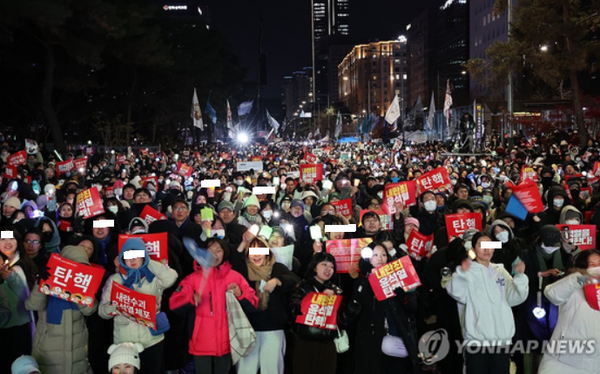 탄핵집회에 야광봉을 들고 K팝 음악에 맞춰 춤추고 있다.  탄핵 집회가 아무생각없는 파티장으로 변질됐다는 지적이 나온다.