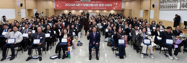 유정복 인천광역시장이 18일 시청 대회의실에서 열린 '2024년 4분기 모범선행시민 표창 수여식'에서 수상자들과 기념촬영을 하고 있다.