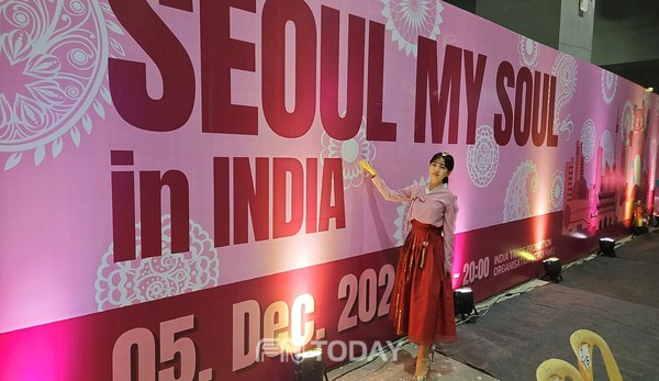 'Seoul My Soul in India'.. 꿈꾸는 낙타 시리즈 라이브 페인팅 퍼포먼스 선보이며, 대한민국 서울을 알리고 있는 글로벌 아티스트 윤송아 / 사진제공 = 서울관광재단