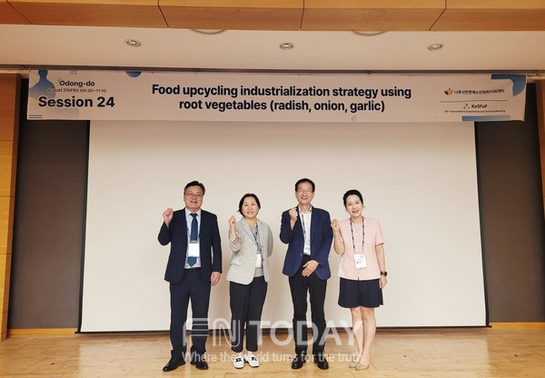 [사진=제46회 한국식품저장유통학회 국제학술대회 Session 24 “Food Upcycling Industrialization Strategy Using Root Vegetables (Radish, Onion, Garlic)” 전문가 발표 종료 후 왼쪽부터 나주시천연색소산업화지원센터 이승제 센터장, 한국식품연구원 최정희 박사, 나주시 푸드테크TF팀 이재창 팀장, 고려대학교 홍지연 교수와 함께 기념촬영을 하고 있다.]