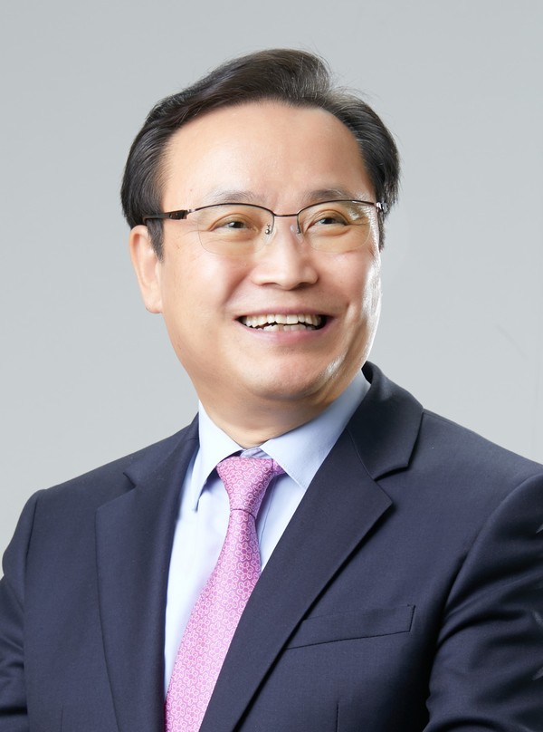 ​[칼럼니스트 김봉수 컨설팅학 박사]​​​​​​​ (사)한국가업승계협회 이사장 한국가업승계진흥원 원장 대한민국 명인(가업승계 컨설팅)​​​​​​​ 전)한림국제대학원대학교 겸임교수
