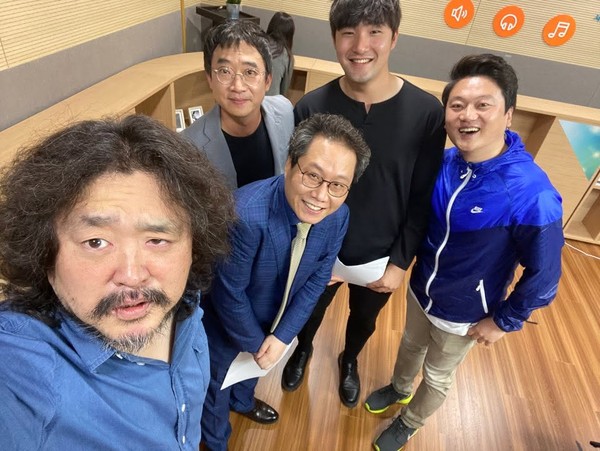 박동희 야구 전문기자, 한준희 축구 해설위원, 박문성 축구 해설위원 등이 좌편향 유튜버 김어준의 유튜브 채널에 고정으로 출연하면서 대한축구협회를 지속적으로 비난해왔다/ 2020년 김어준의 뉴스공장 페이스북 갈무리